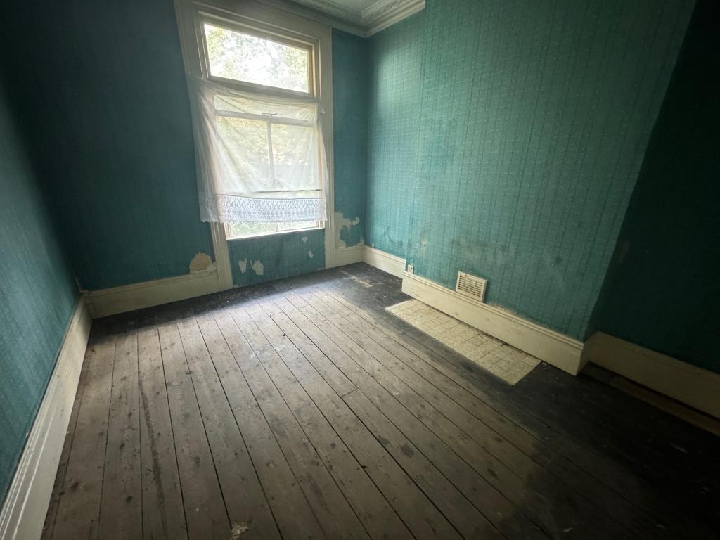 Lot: 21 - FREEHOLD TWO-BEDROOM GARDEN MAISONETTE PLUS GROUND RENT - Bedroom 1